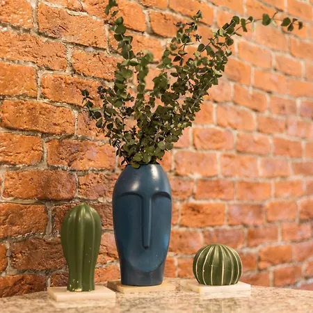 Stylish 1br With Prime Location And Bold Design *