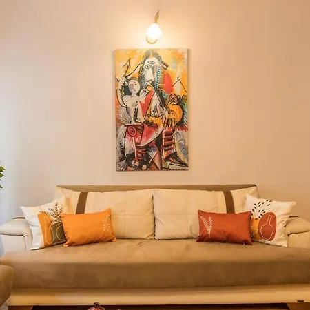 Apartman Stylish 1br With Prime Location And Bold Design *