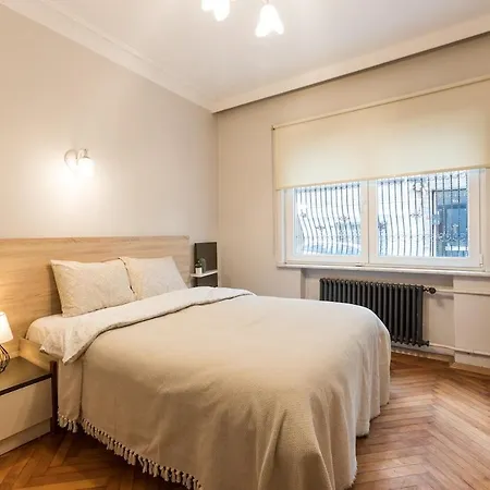 Apartman Stylish 1br With Prime Location And Bold Design