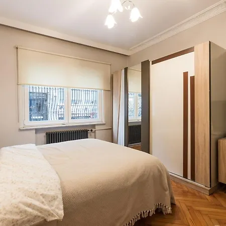 Apartman Stylish 1br With Prime Location And Bold Design