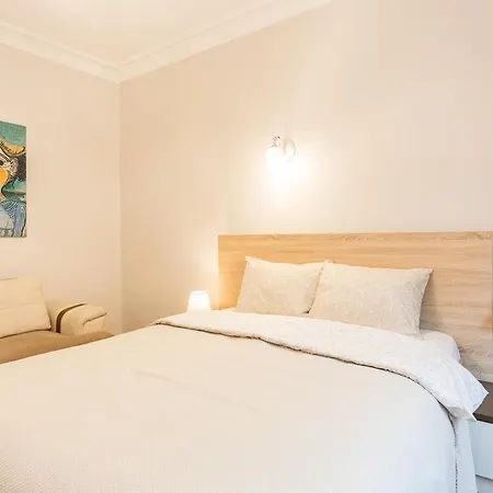 Stylish 1br With Prime Location And Bold Design *