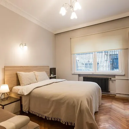 Apartman Stylish 1br With Prime Location And Bold Design