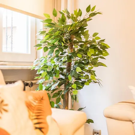 Apartman Stylish 1br With Prime Location And Bold Design