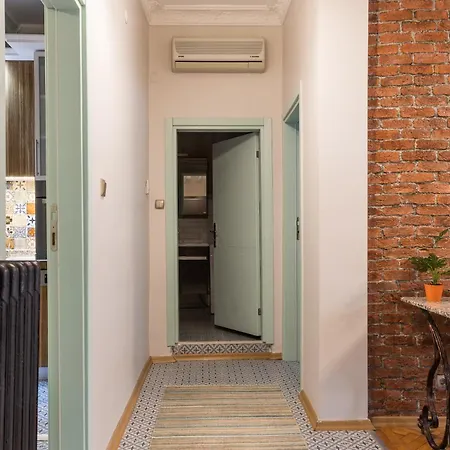 Apartman Stylish 1br With Prime Location And Bold Design *